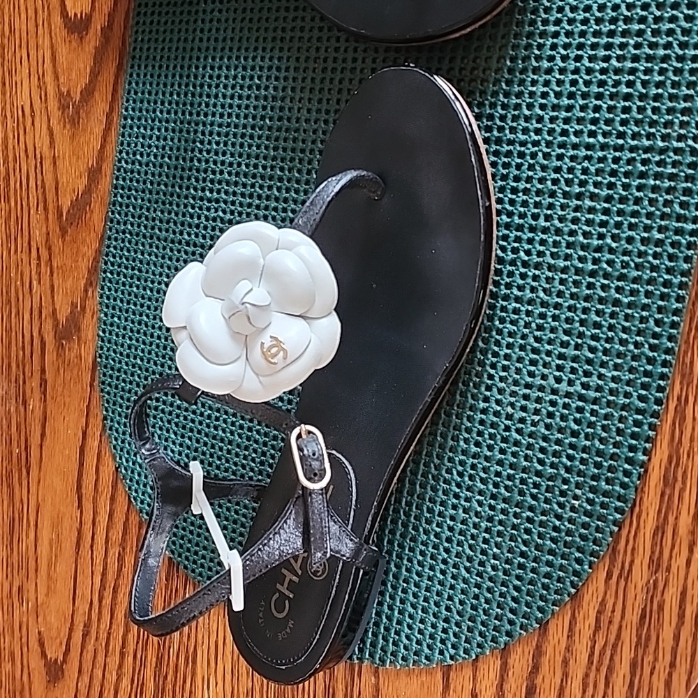 Beautiful black and white Sandals  with Camilla flower design - Picture 3 of 13
